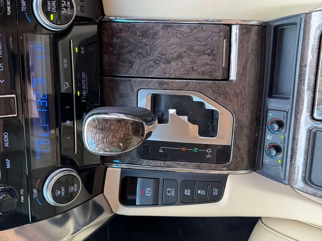 Toyota Alphard 2022 — Photo 15/18