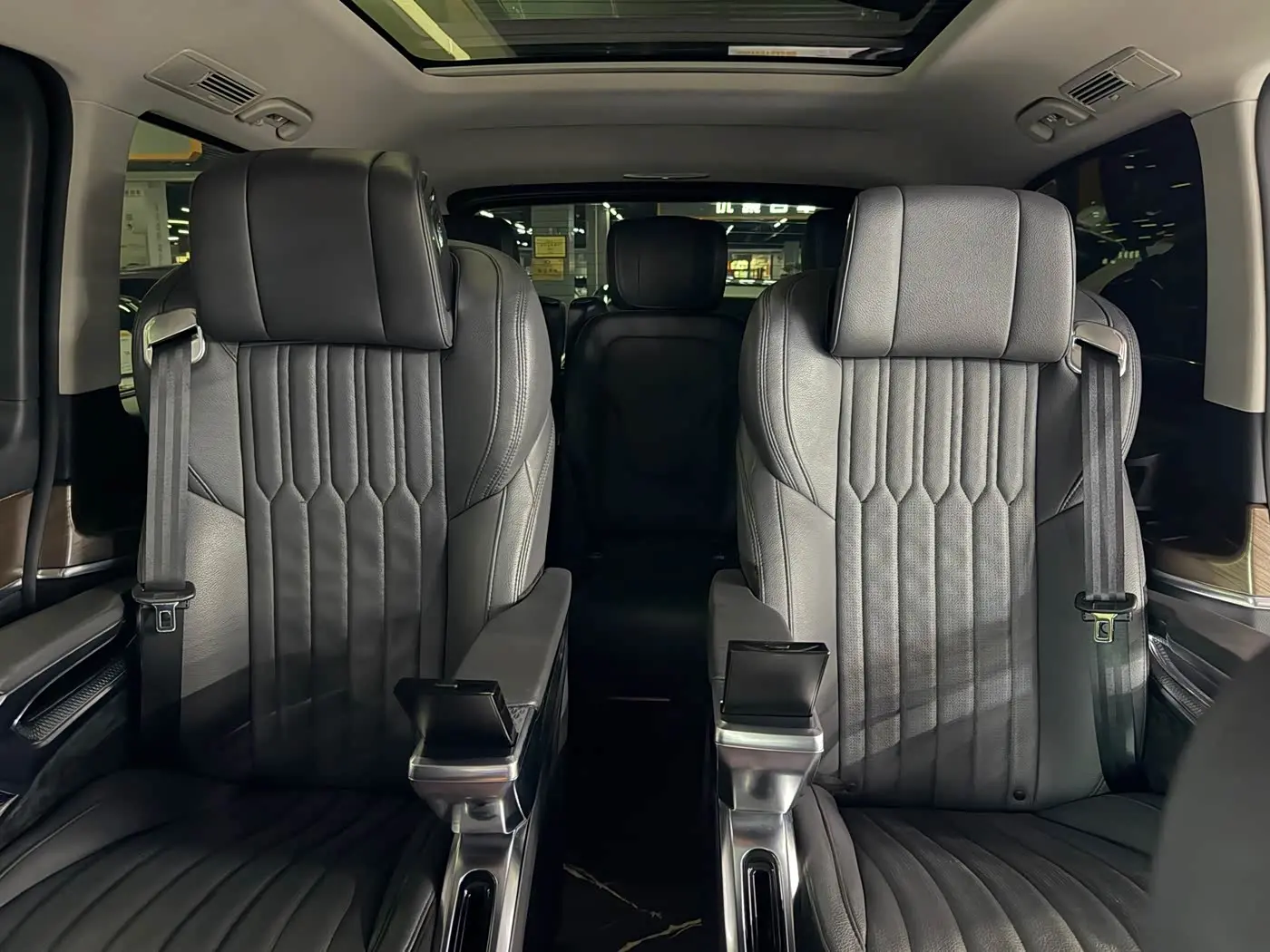 Mercedes-Benz V-Class 2024 — Фото 13/16