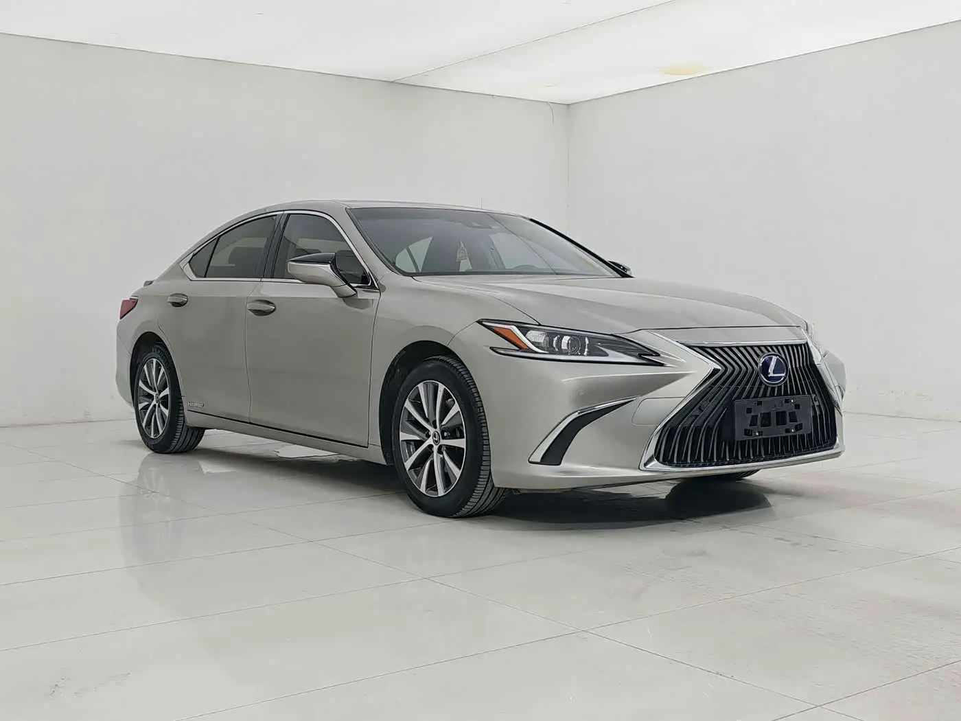 Lexus ES 2019 — Photo 2/20