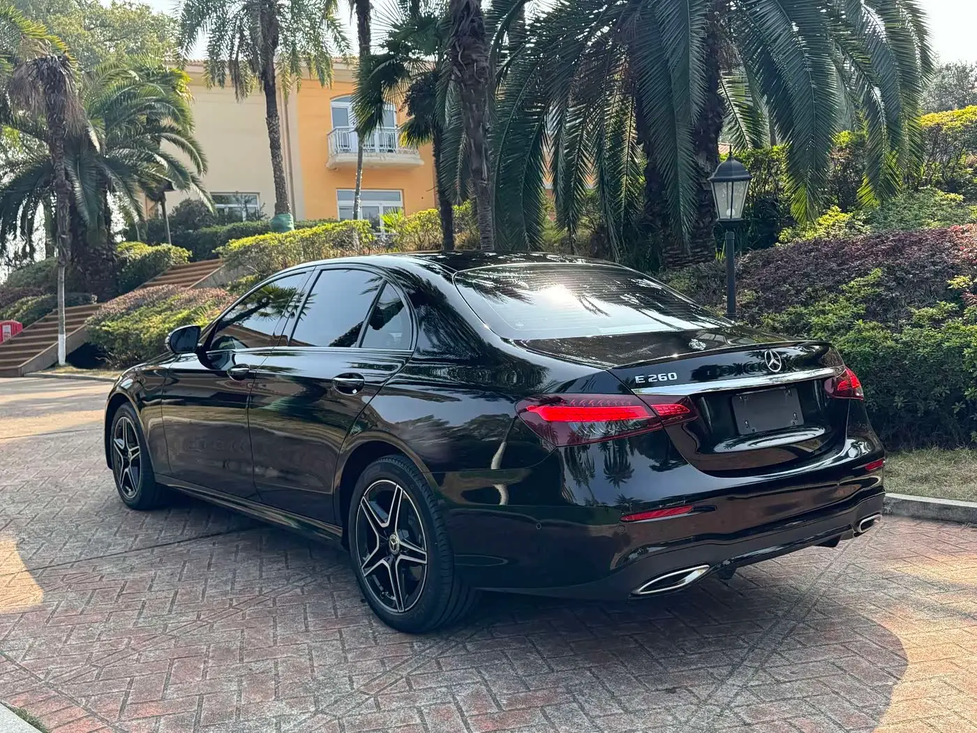 Mercedes-Benz E-Class 2022 — Photo 6/10