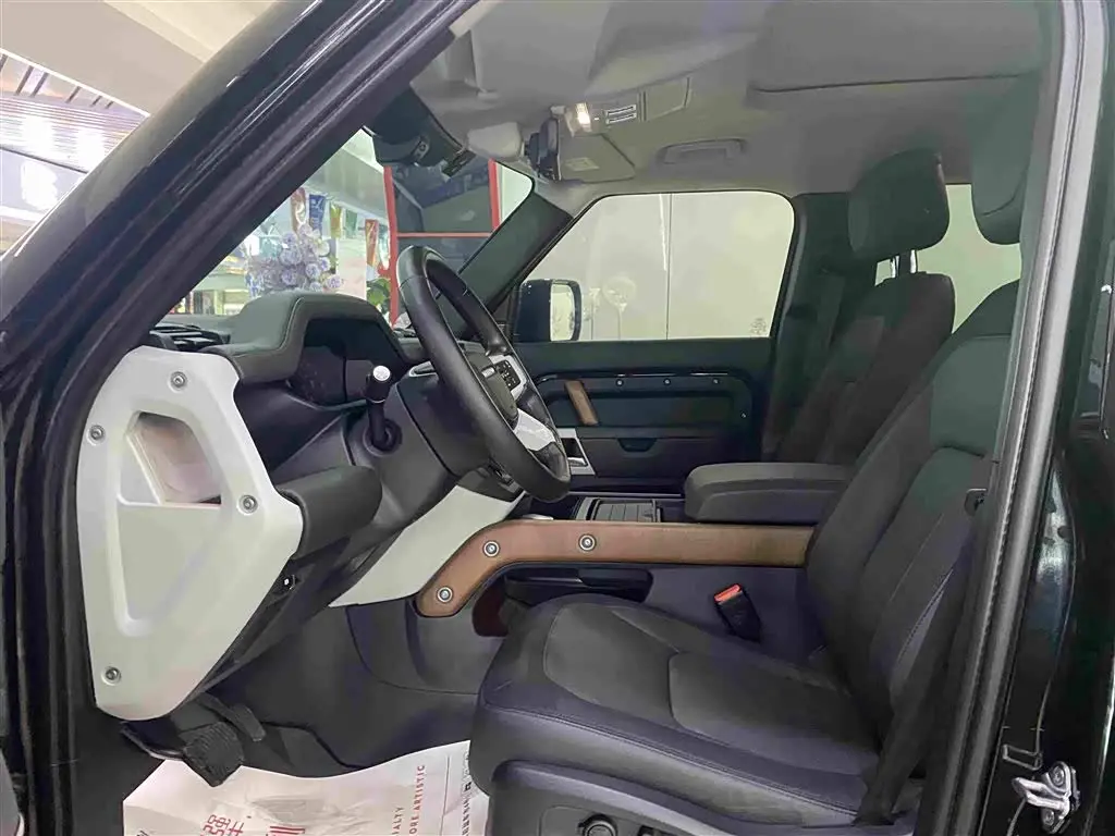 Land Rover Defender 2022 — Photo 7/17