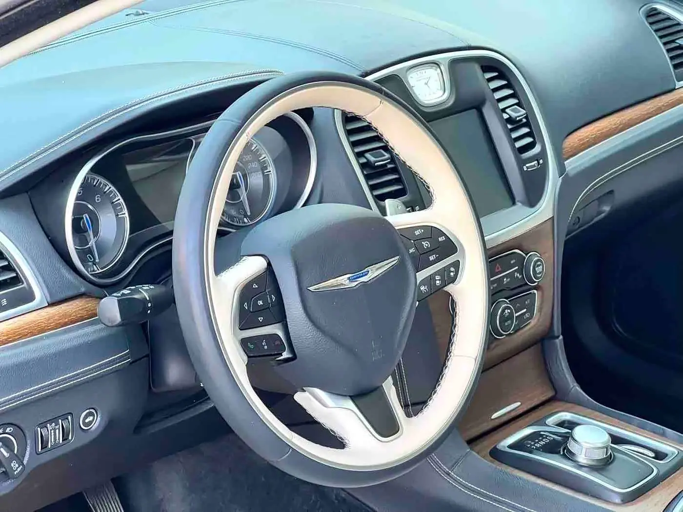 Chrysler 300C 2016 — Photo 8/15