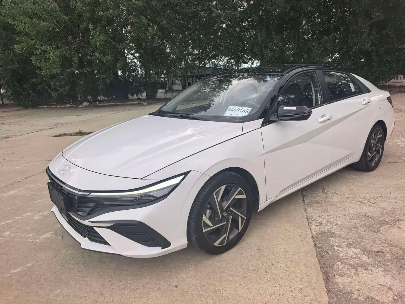 Hyundai Elantra 2023 — Photo 3/20