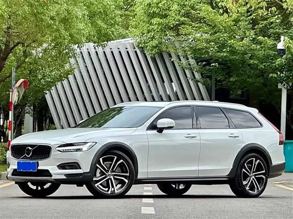 Volvo V90 2021 — Photo 1/6