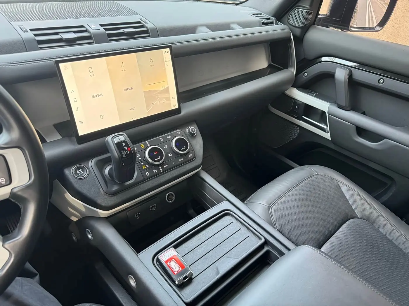Land Rover Defender 2023 — Photo 12/13