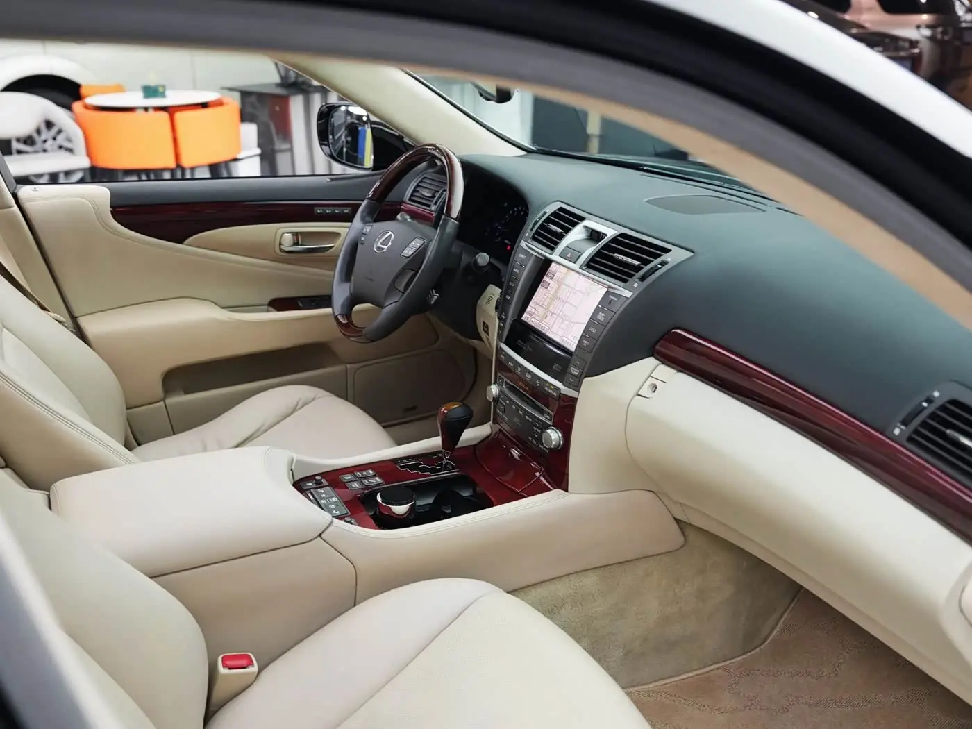 Lexus LS 2010 — Photo 13/17