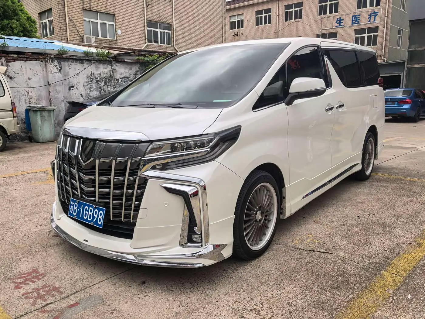 Toyota Alphard 2015 — ფოტო 1/8