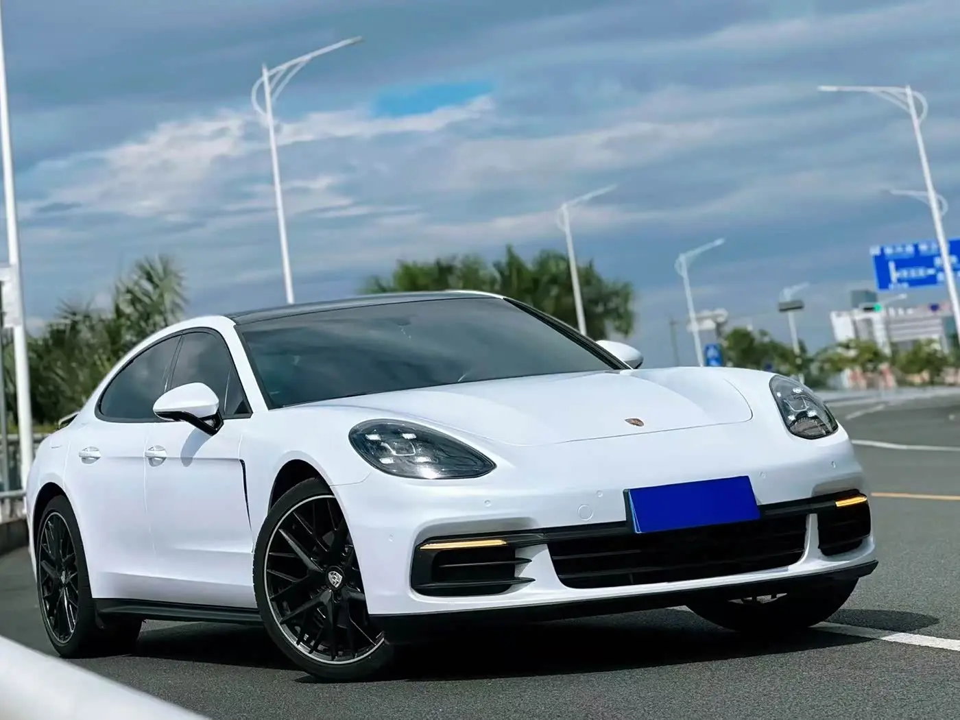 Porsche Panamera 2018 — Фото 2/16