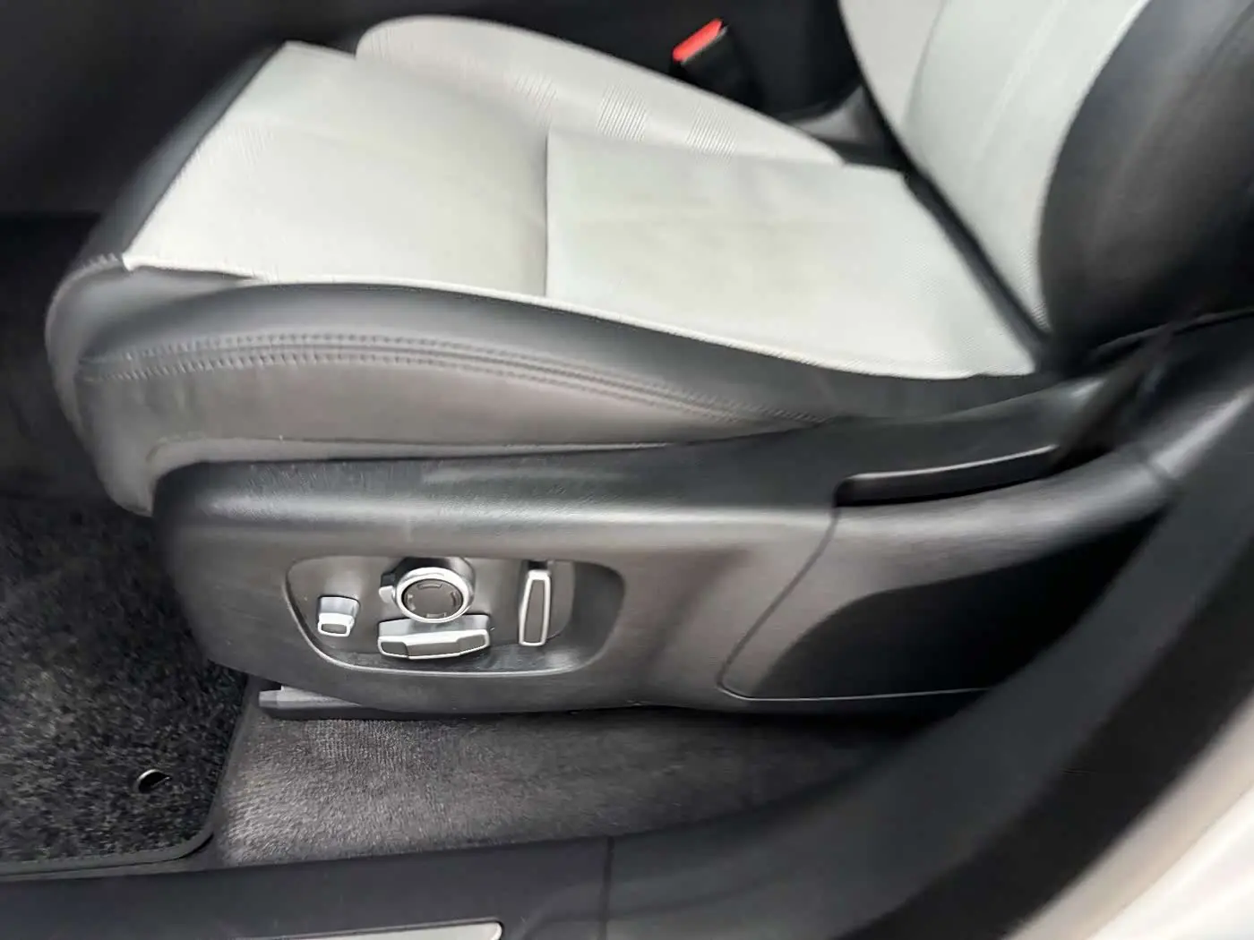 Land Rover Range Rover Velar 2024 — Photo 14/20