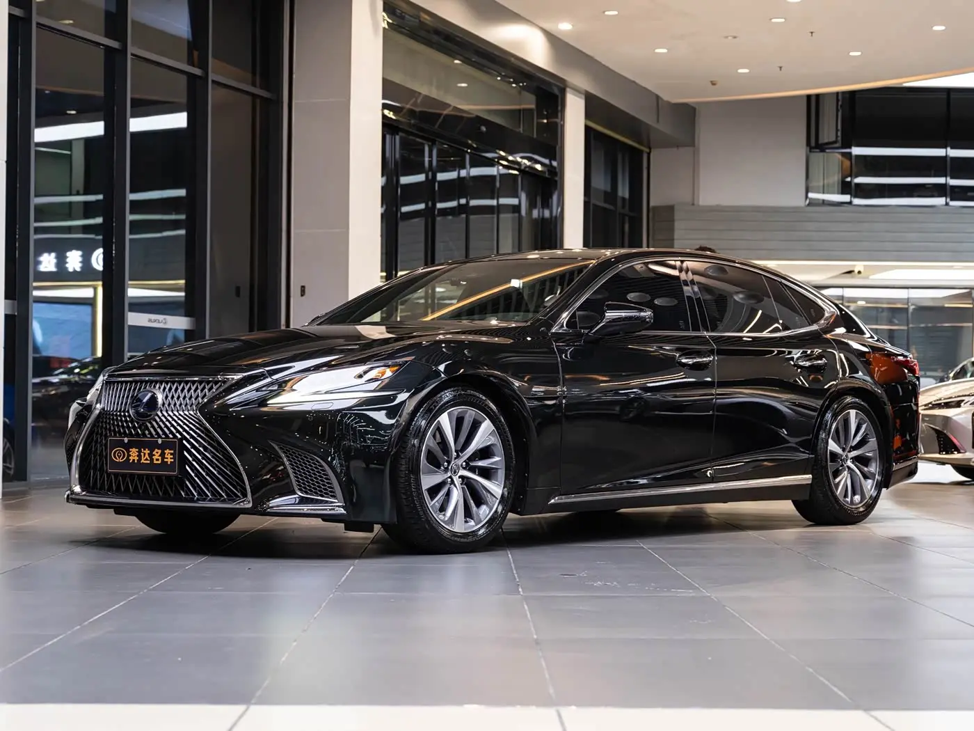 Lexus LS 2019 — Фото 1/20