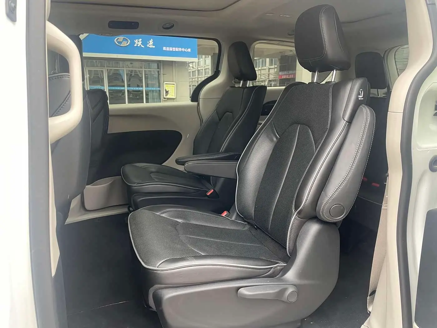 Chrysler Grand Caravan PHEV 2025 — Photo 10/17
