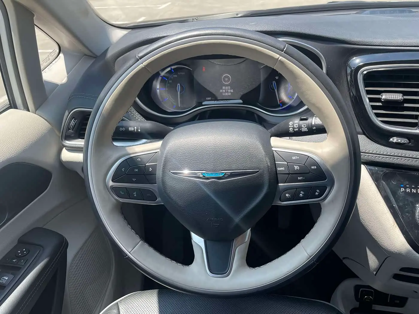 Chrysler Grand Caravan PHEV 2025 — Şəkil 13/17