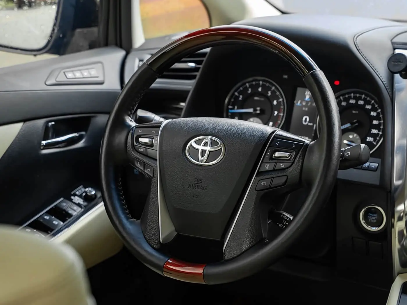 Toyota Alphard 2016 — Photo 10/18