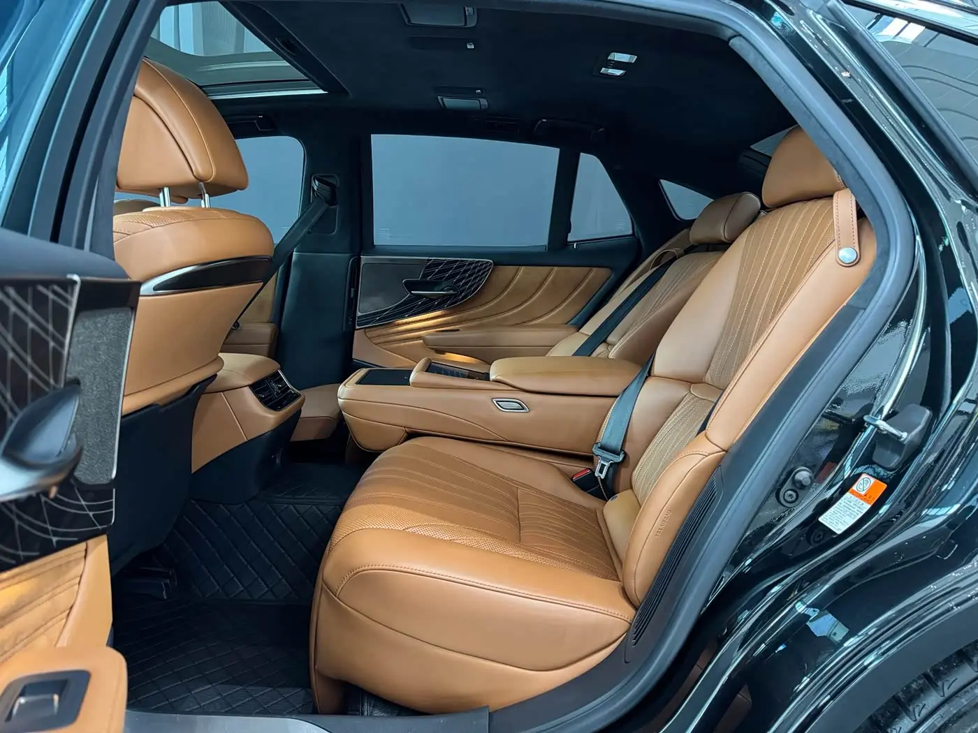 Lexus LS 2021 — Photo 9/15