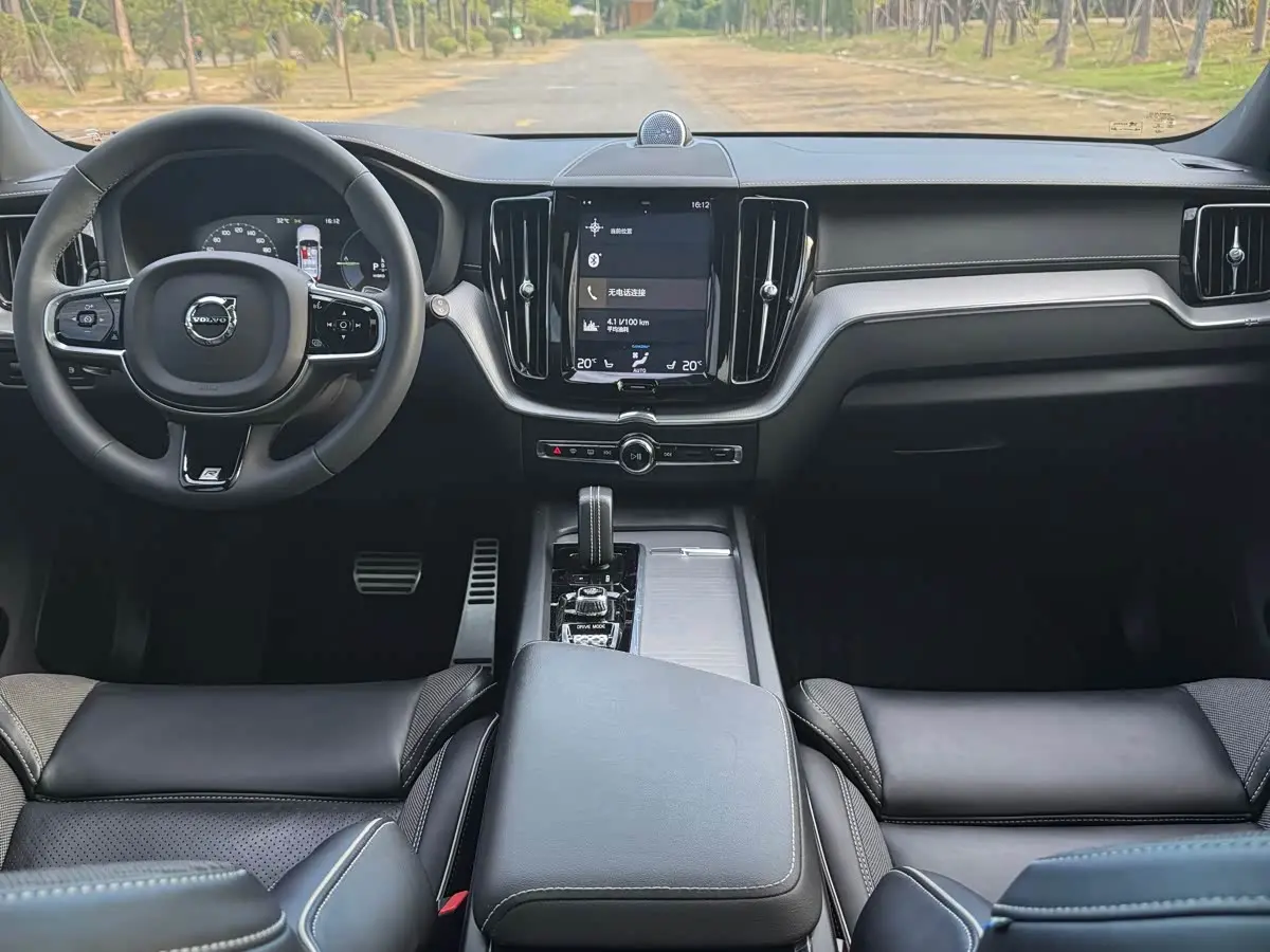 Volvo XC60 Plug-in Hybrid 2020 — Фото 17/20