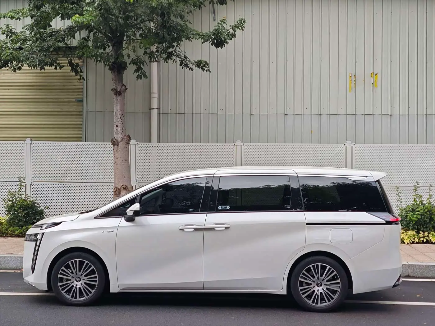 GAC Trumpchi Trumpchi E8 NEV 2025 — Photo 8/20
