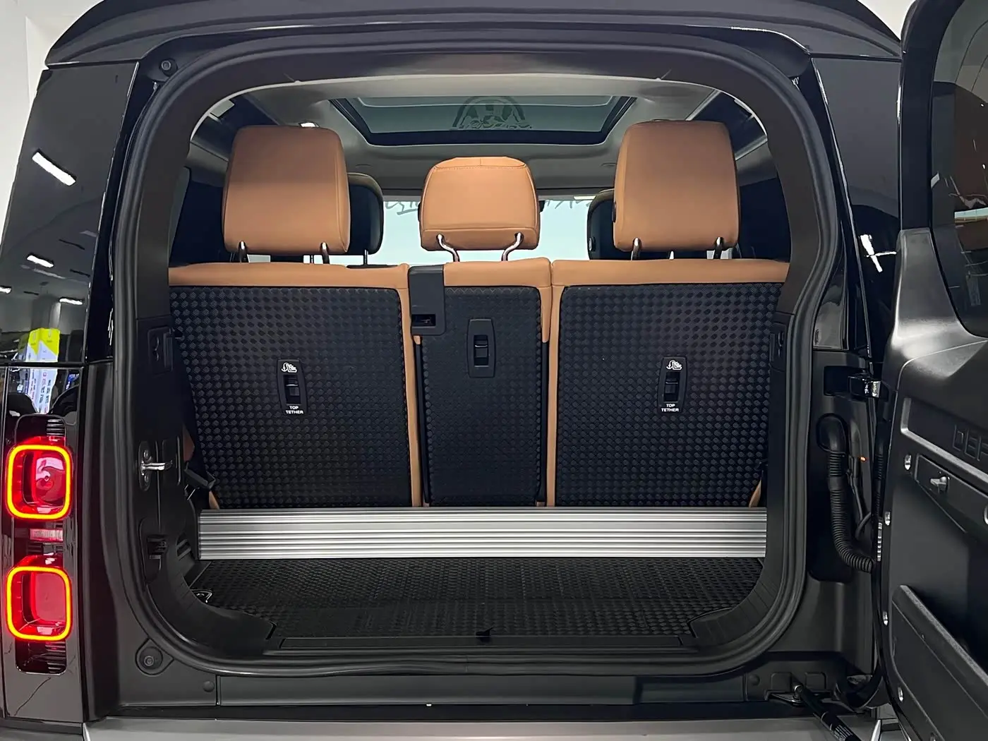 Land Rover Defender 2024 — Photo 13/20