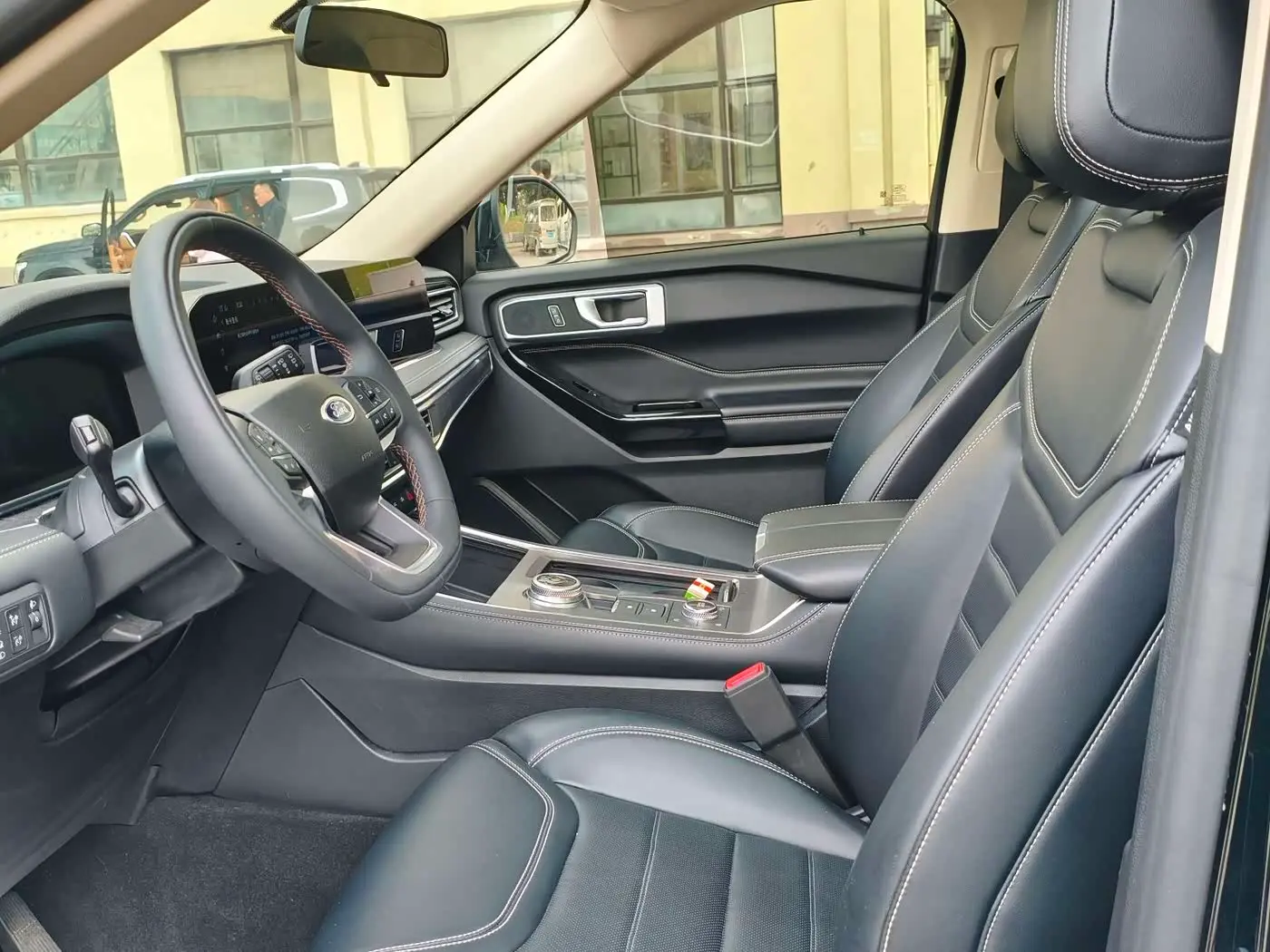 Ford Explorer 2023 — Photo 4/9