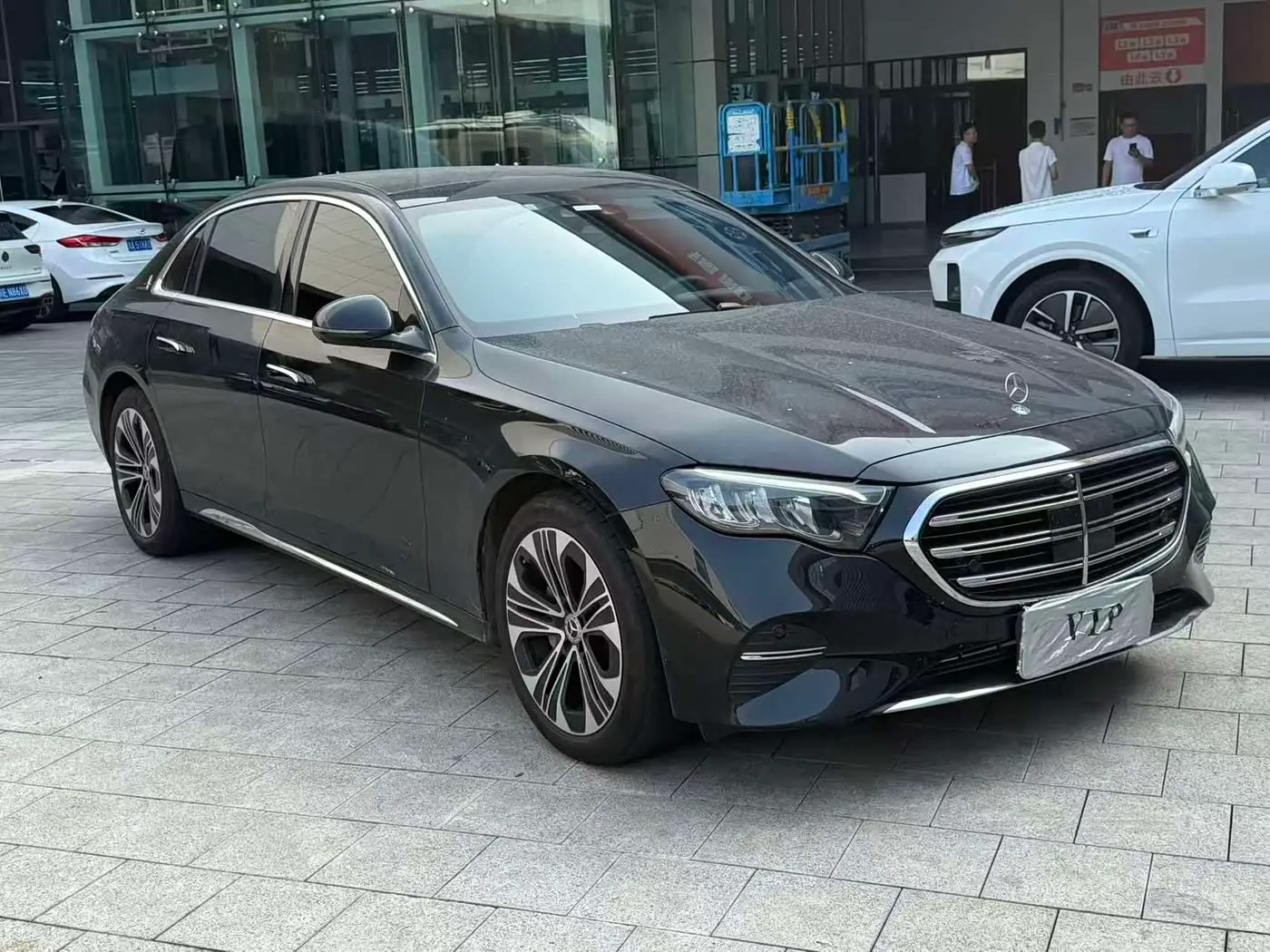 Mercedes-Benz E-Class 2025 — Photo 3/9