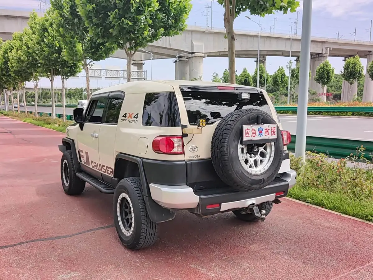 Toyota FJ Cruiser 2018 — Фото 4/18