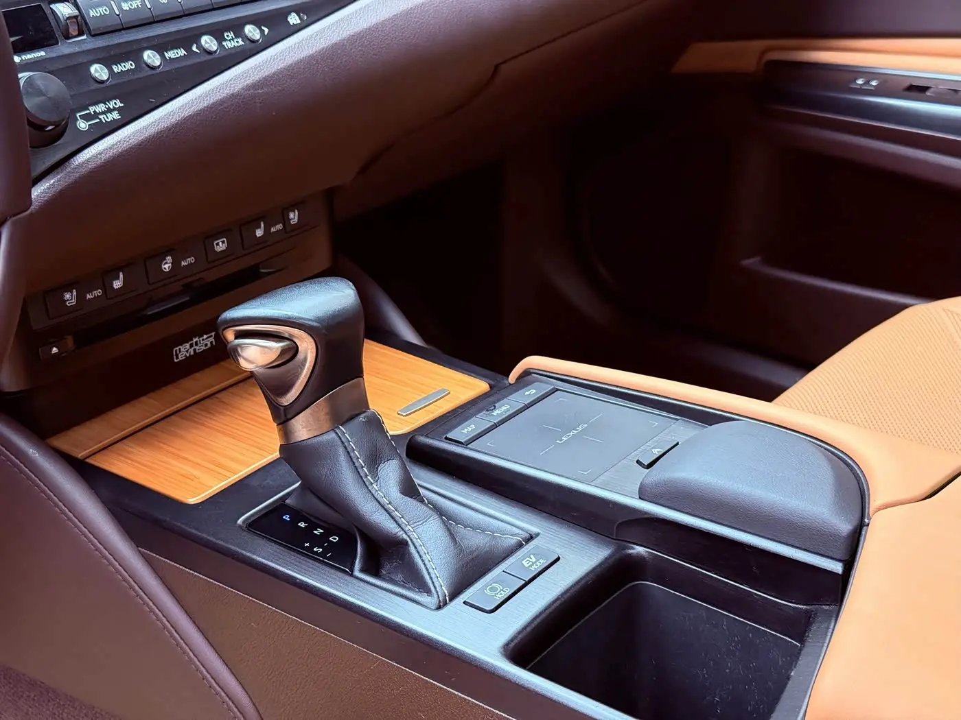 Lexus ES 2020 — Photo 10/20