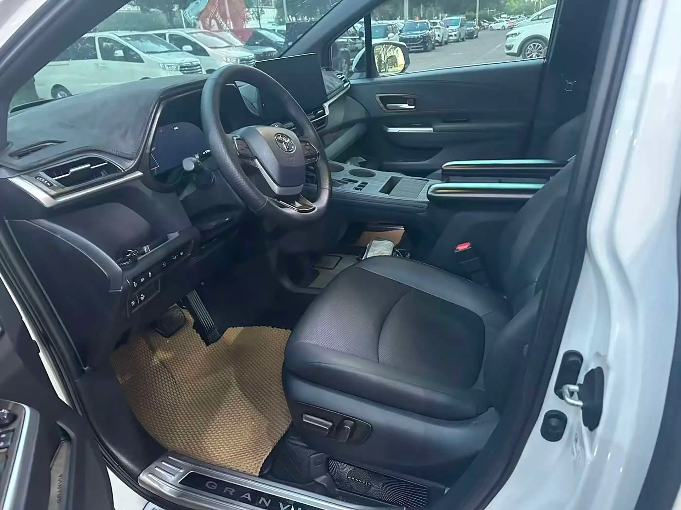 Toyota Granvia 2024 — Photo 7/9