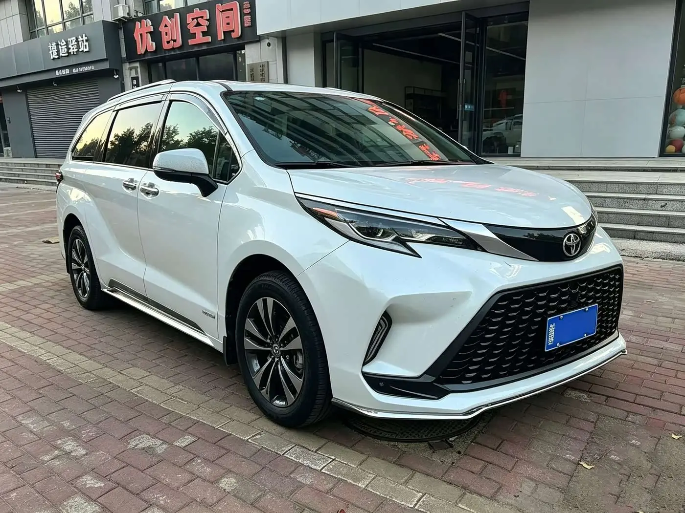 Toyota Granvia 2024 — Photo 3/9