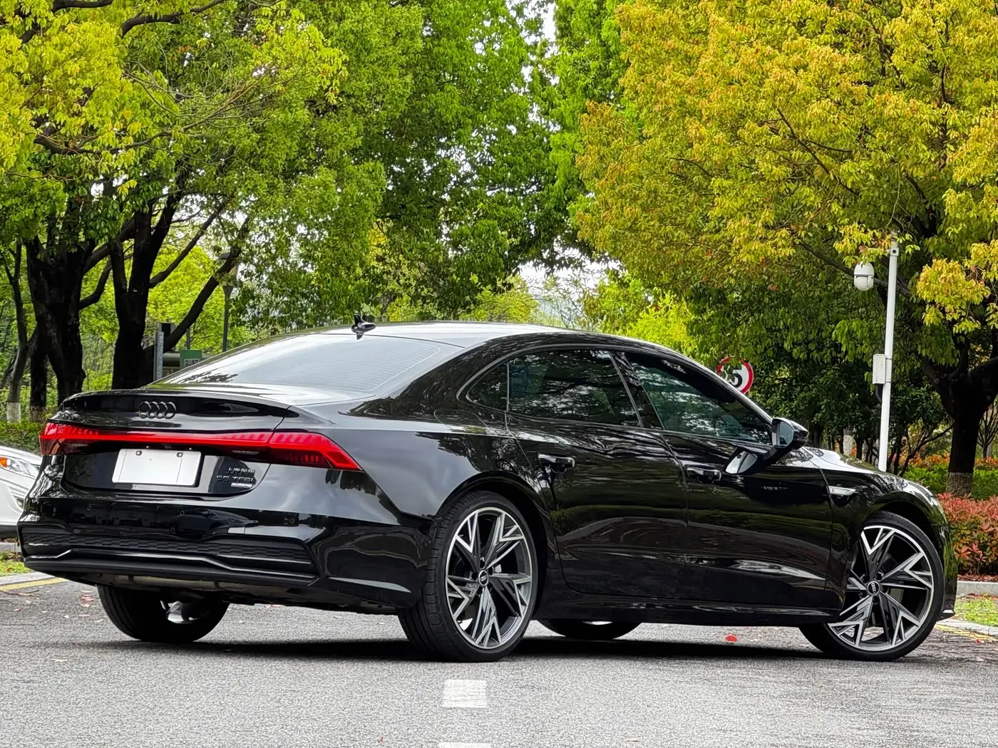 Audi A7L 2023 — Фото 3/18
