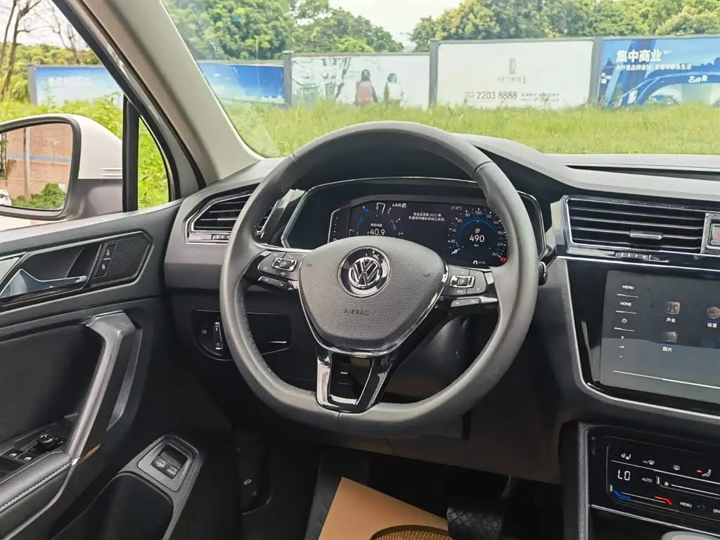 Volkswagen Tiguan L PHEV 2021 — Photo 12/20