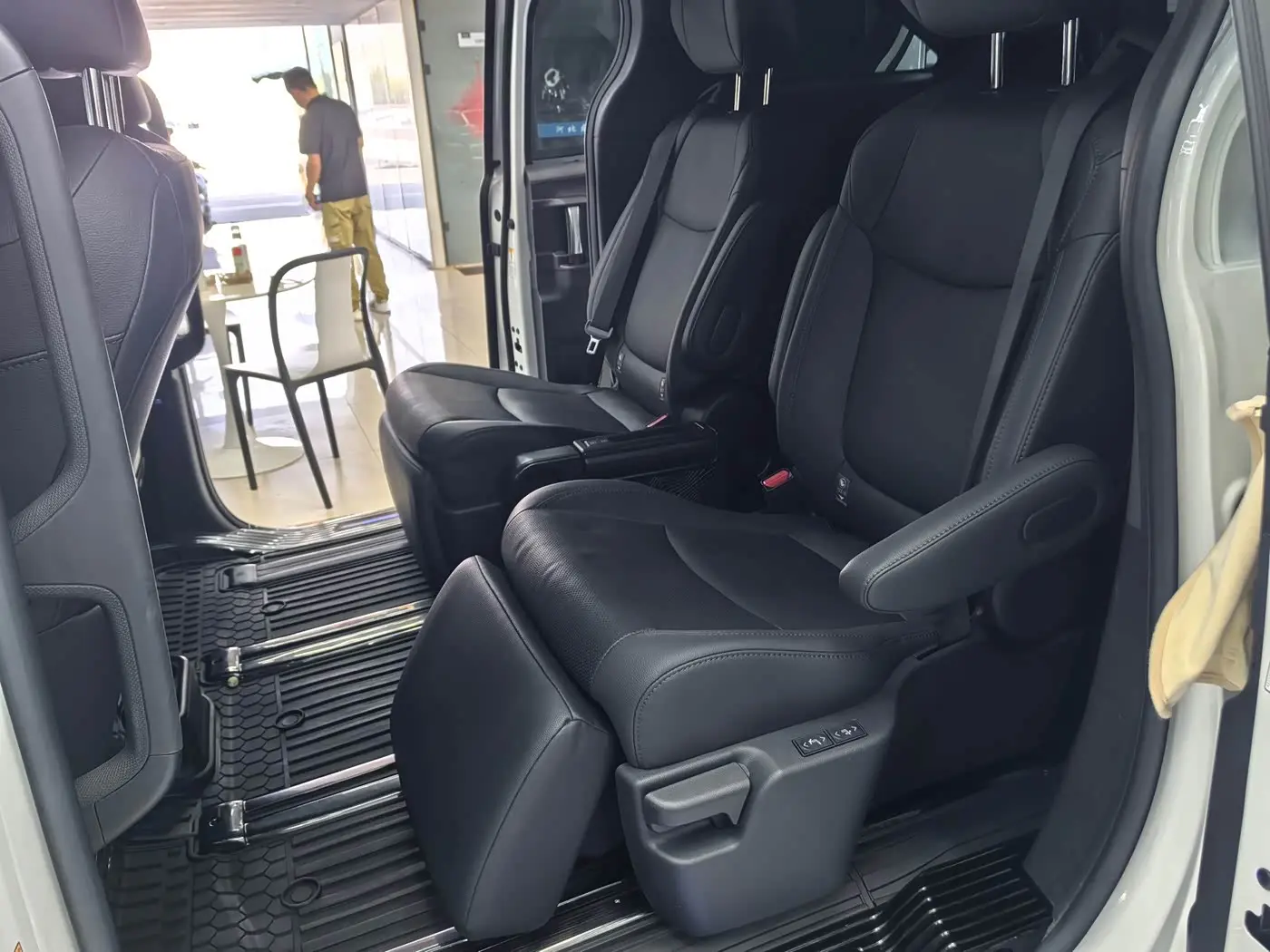 Toyota Sienna 2023 — Фото 14/19