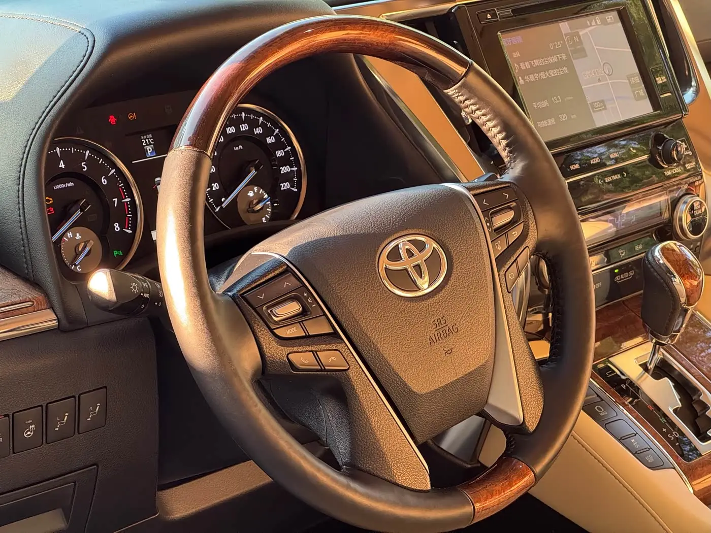 Toyota Alphard 2018 — Photo 20/20