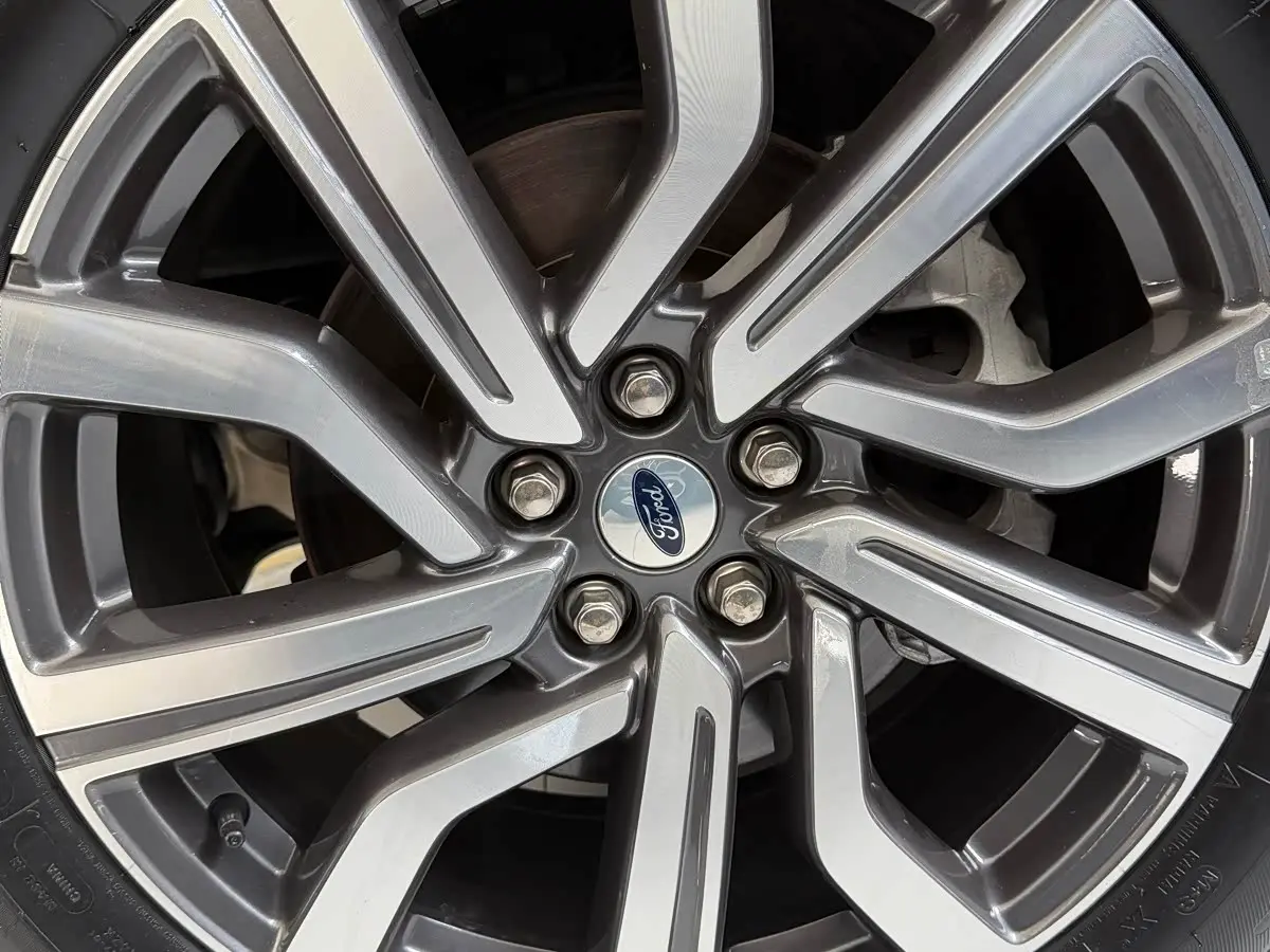 Ford Explorer 2024 — Photo 13/17