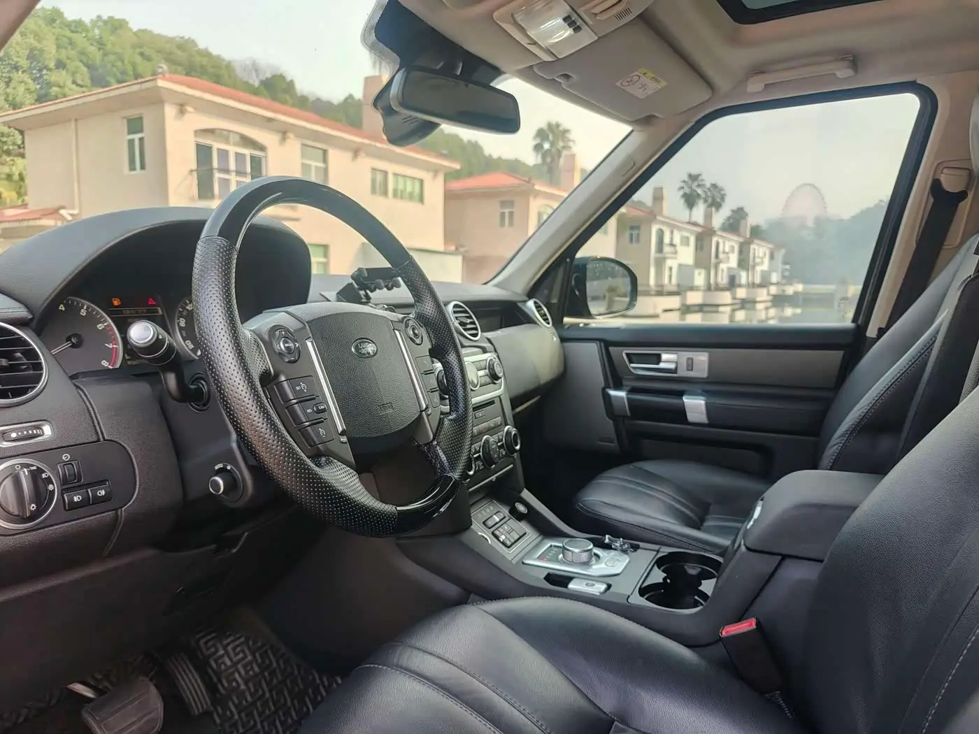 Land Rover Discovery 2017 — Photo 13/16