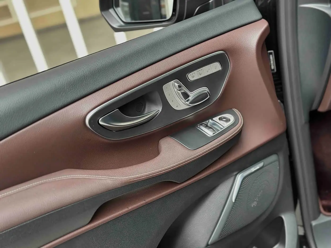 Mercedes-Benz V-Class 2024 — Photo 8/20