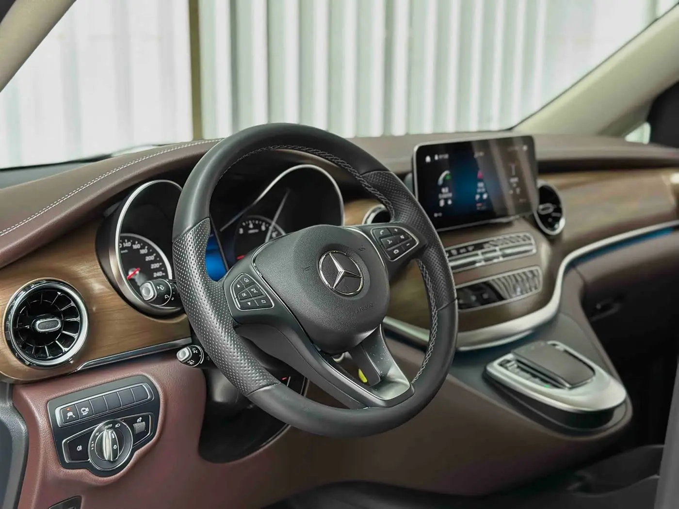 Mercedes-Benz V-Class 2024 — Photo 9/20