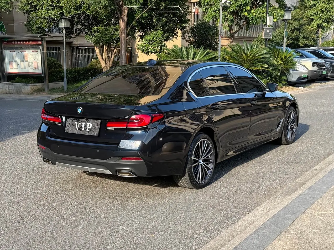 BMW 5 Series 2023 — Photo 6/9