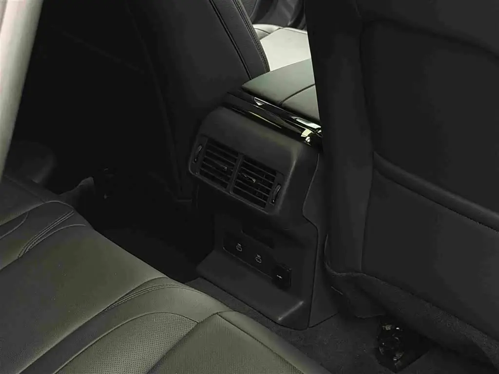 Land Rover Range Rover Velar 2024 — Photo 9/14