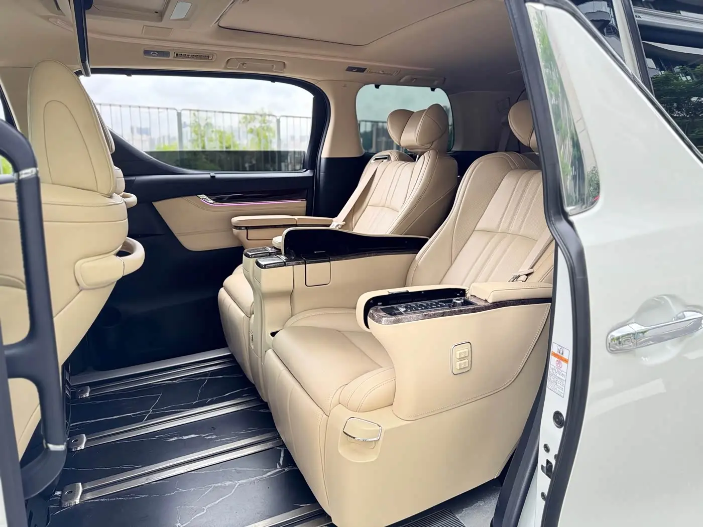 Toyota Alphard 2018 — ფოტო 11/20