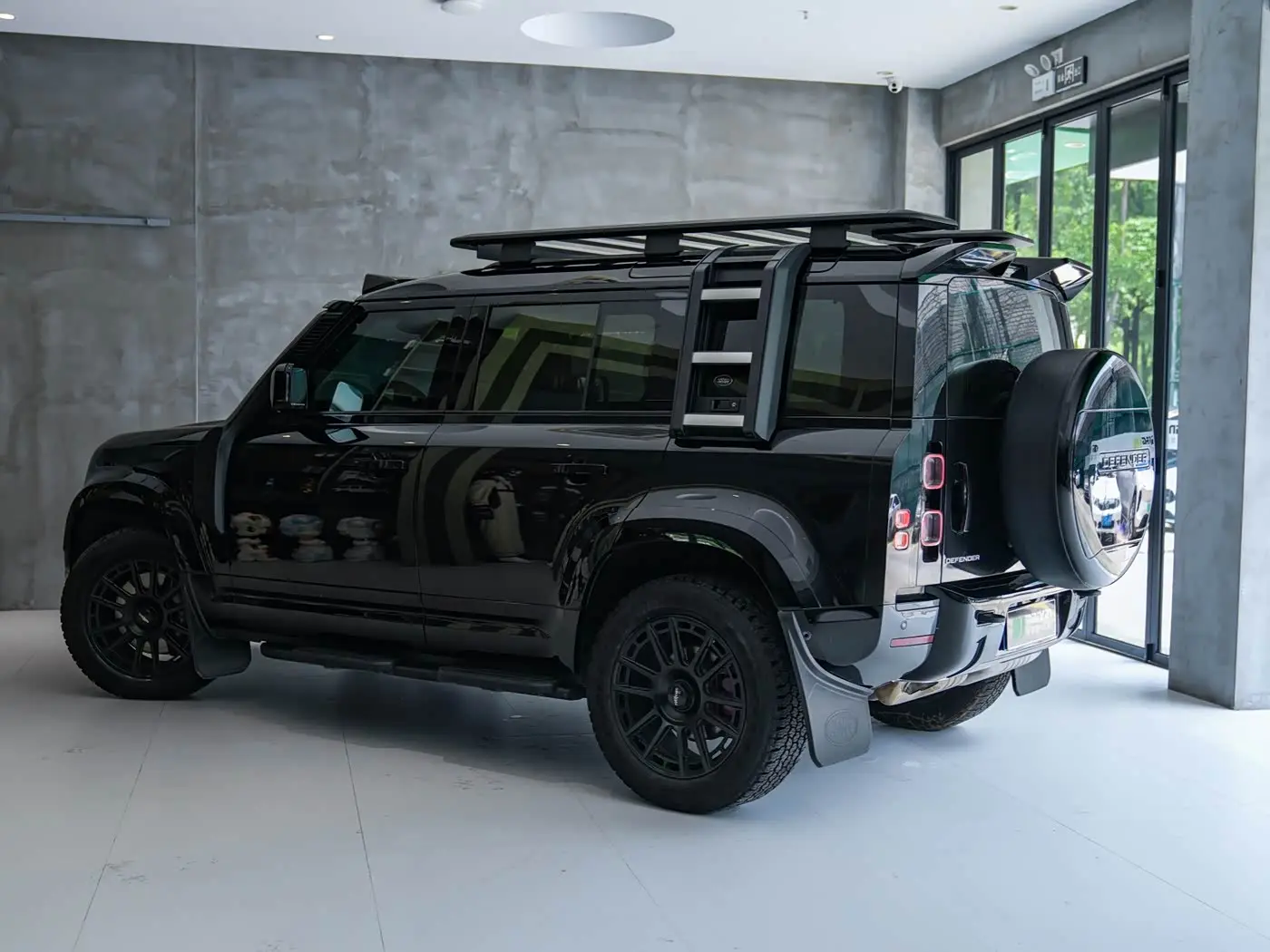Land Rover Defender 2023 — Photo 2/20