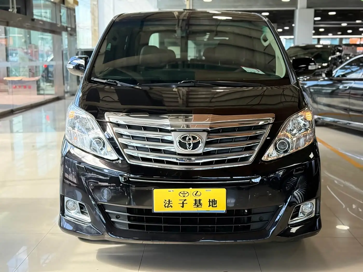 Toyota Alphard 2012 — Photo 2/20