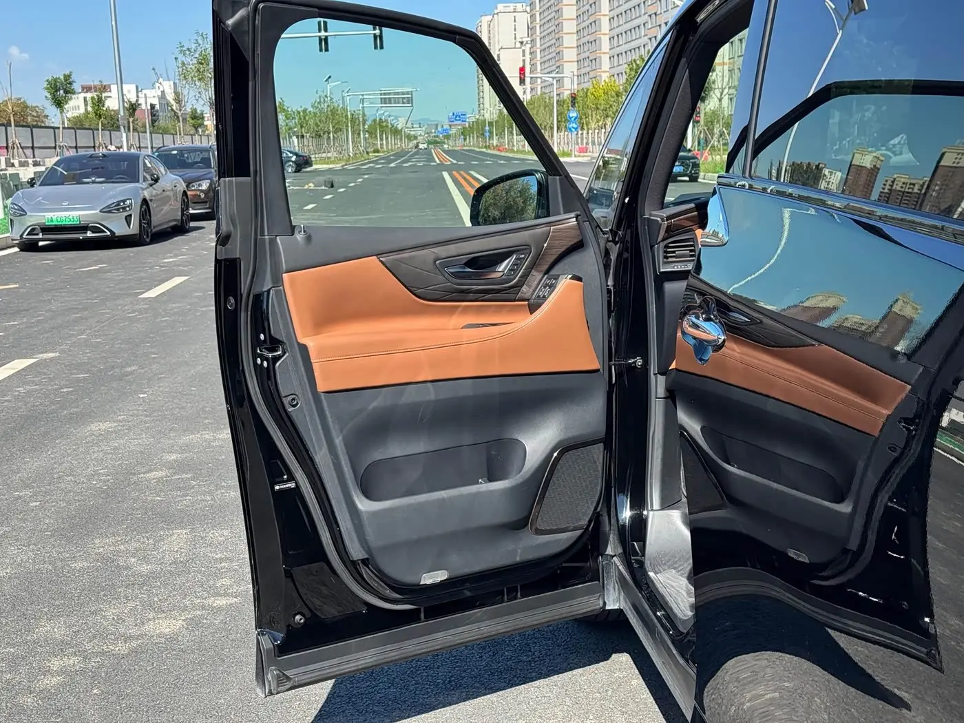 Toyota Alphard 2023 — Photo 7/20