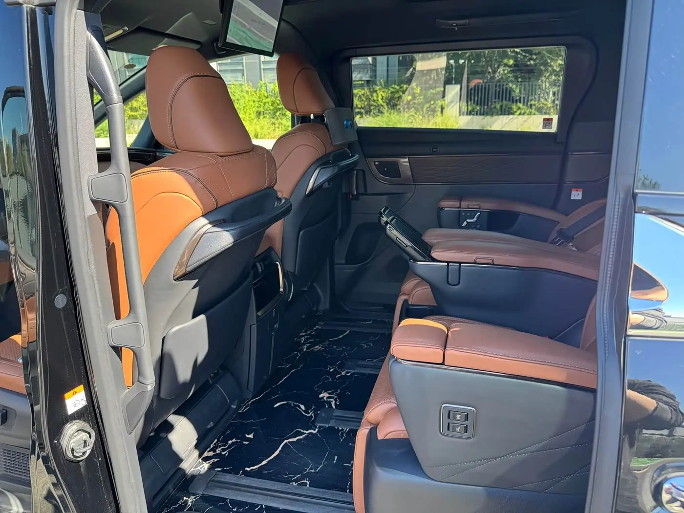 Toyota Alphard 2023 — Photo 12/20