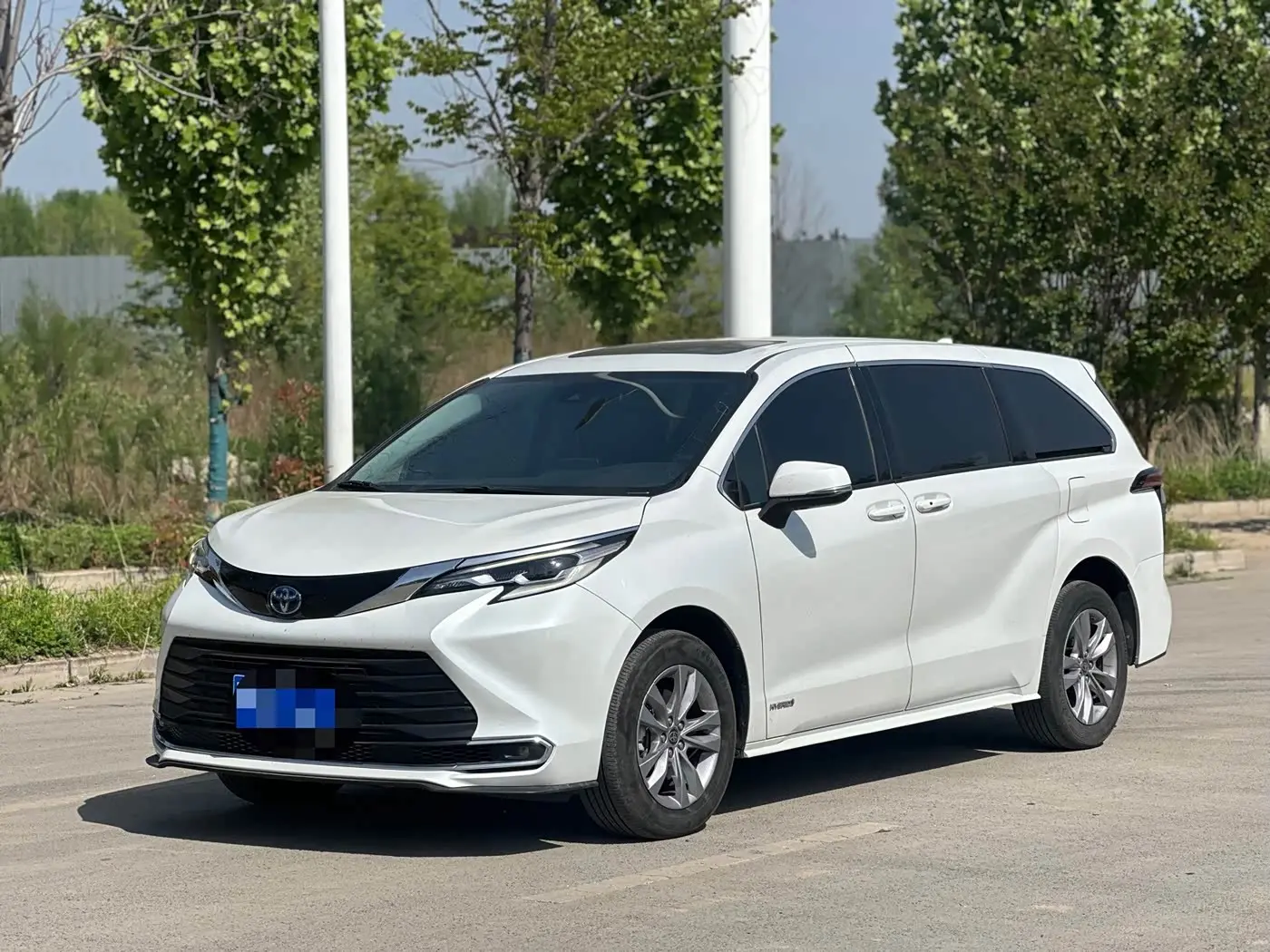 Toyota Sienna 2024 — ფოტო 1/9