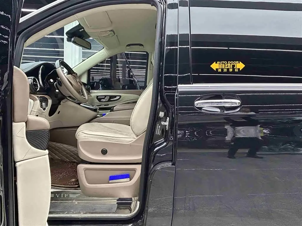 Mercedes-Benz V-Class 2023 — Photo 6/20