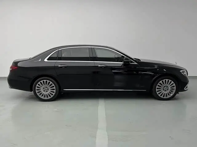 Mercedes-Benz E-Class 2022 — Photo 5/18