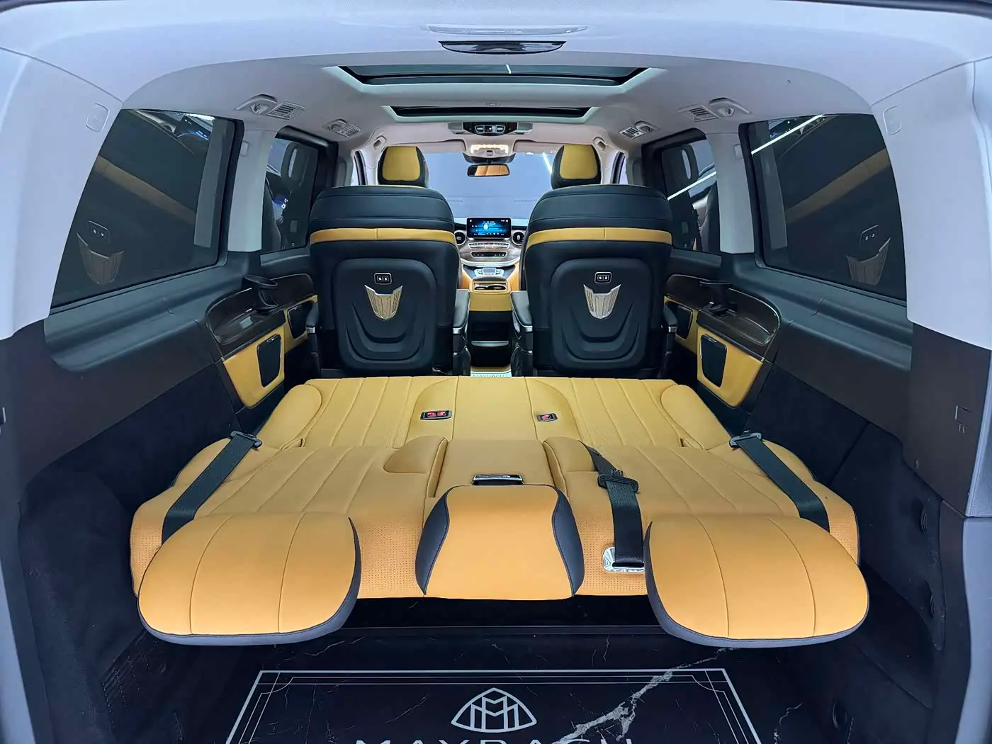 Mercedes-Benz V-Class 2021 — Photo 18/20