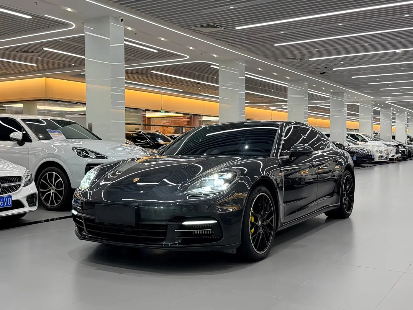 Porsche Panamera 2020 — Фото 1/18