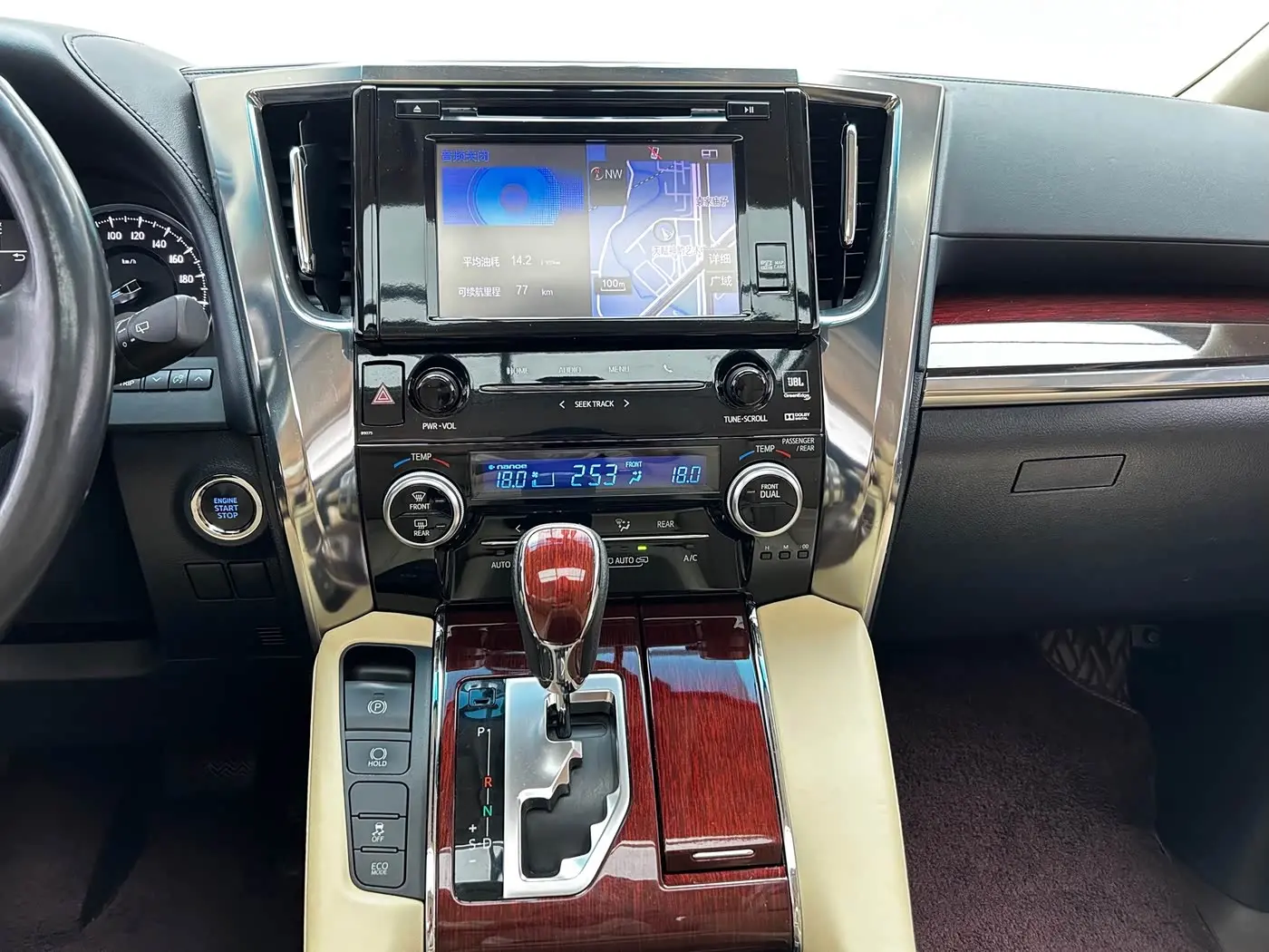Toyota Alphard 2018 — Photo 17/20
