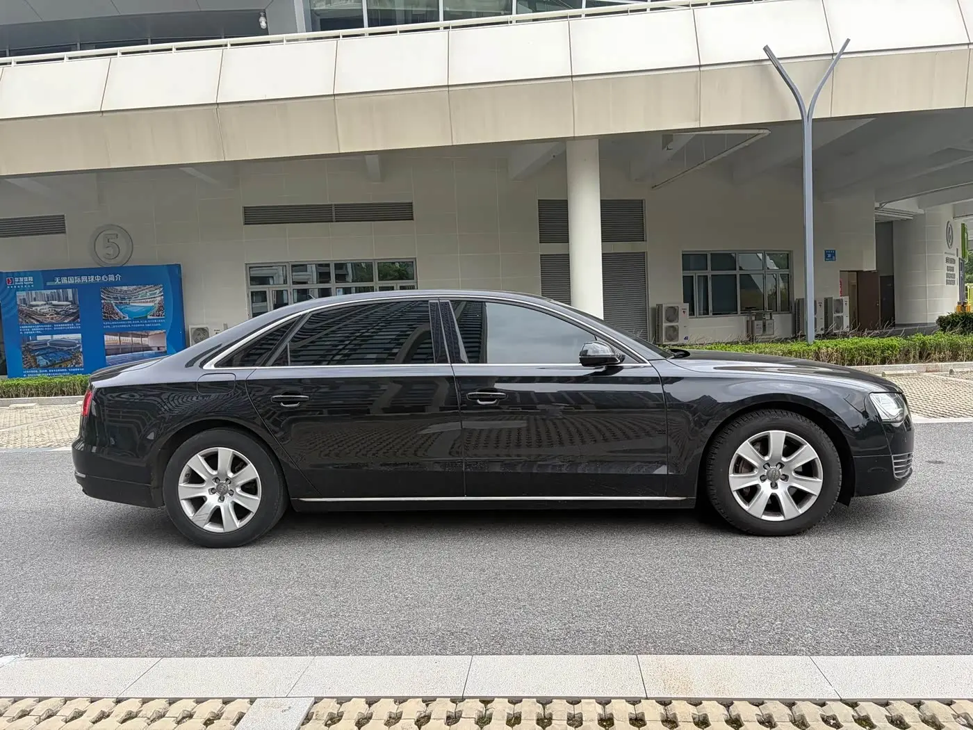 Audi A8 2014 — Photo 4/17