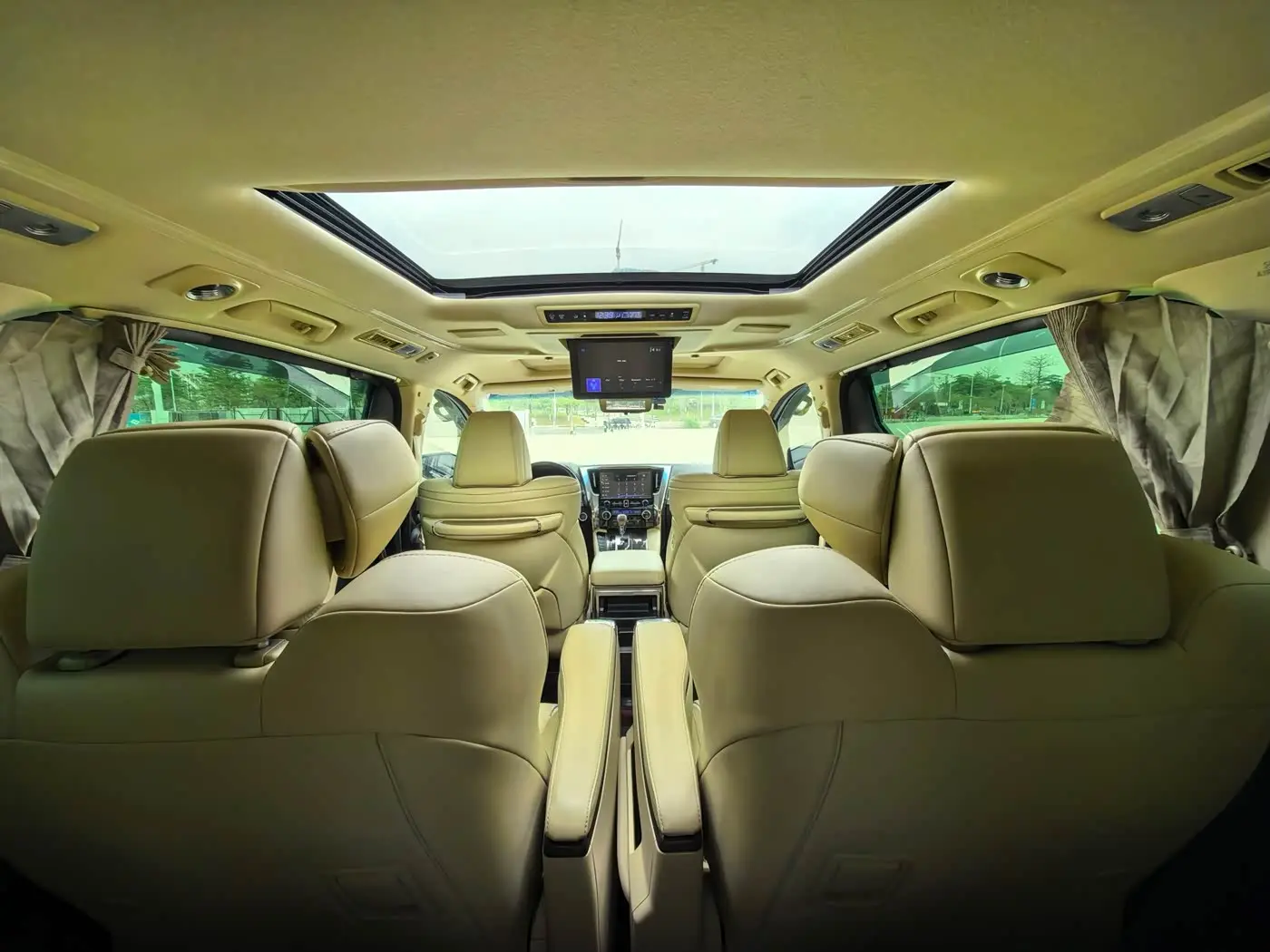 Toyota Vellfire 2020 — Photo 19/20